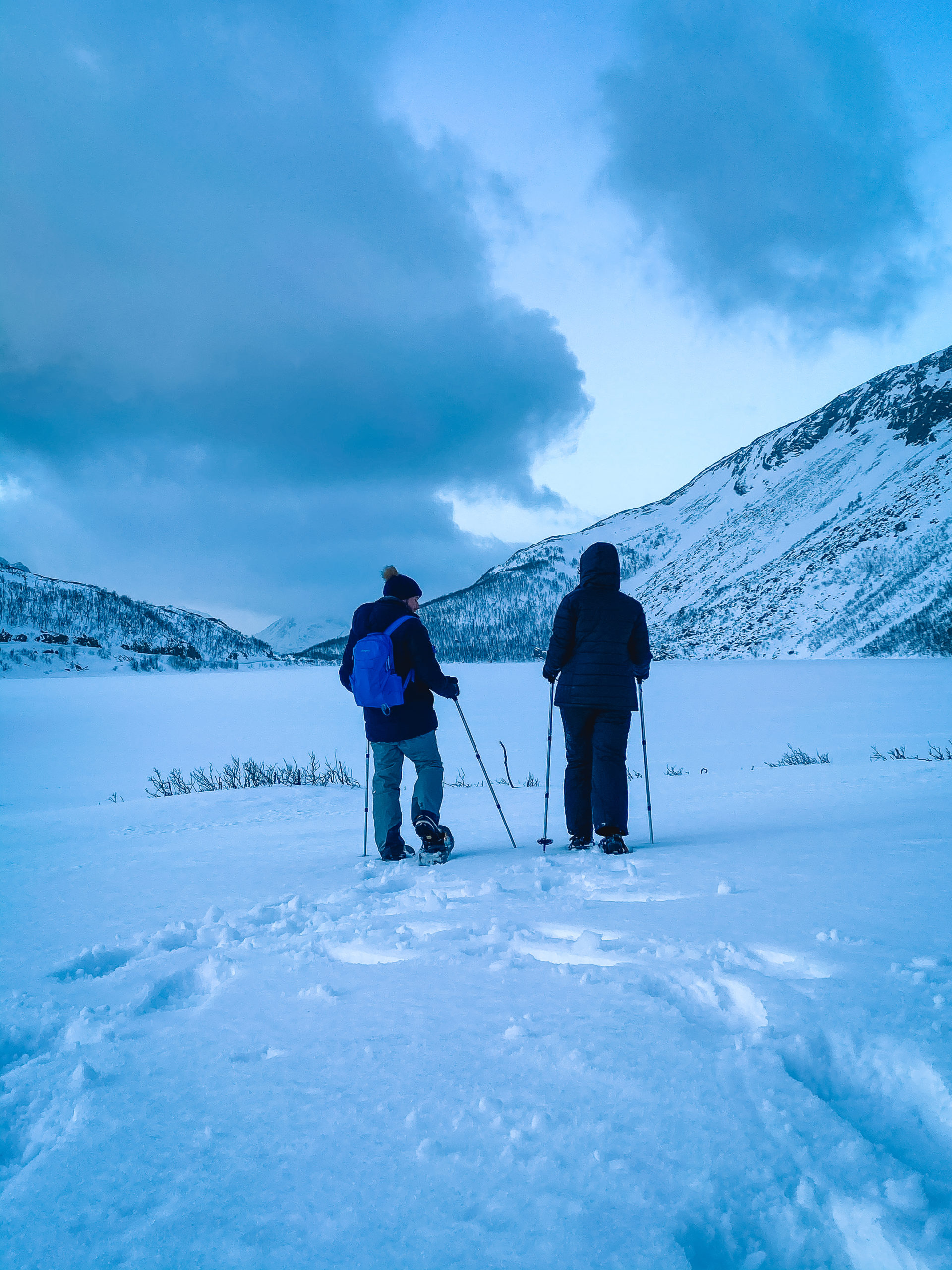 2 people doing a snowshoe hike near Tromsø